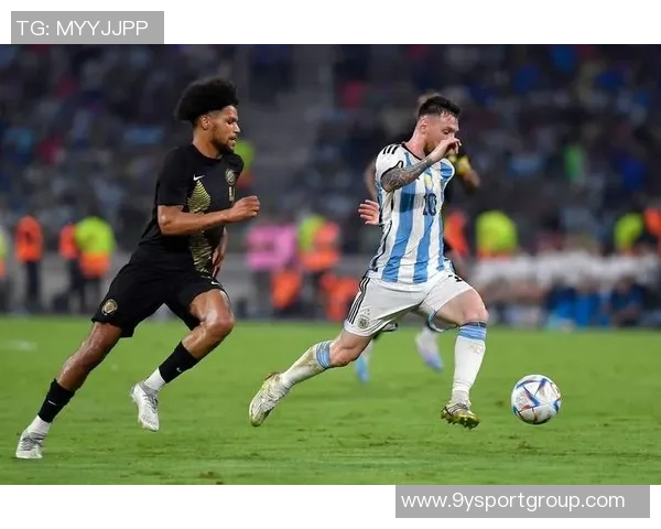 梅西射门击中横梁后麦卡利斯特破门助阿根廷领先1-0