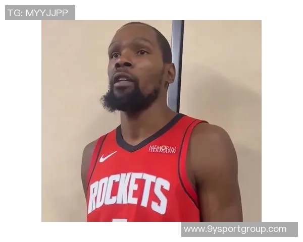 杜兰特与美女记者互动频频邀请共赏比赛后共享烧烤时光